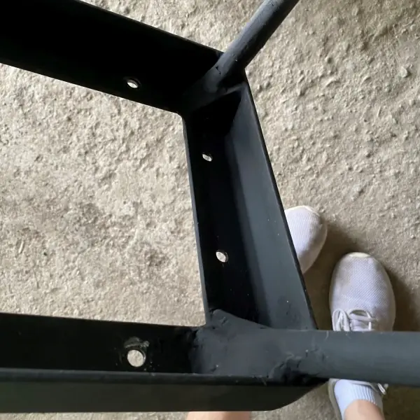 Artikelbild 4 des Artikels “Niedriger Naturholztisch rund aus Suar mit Metallbeinen Spider. 100cm Länge, 98cm Breite, 60cm Höhe, Tischplatte 10cm dick. “